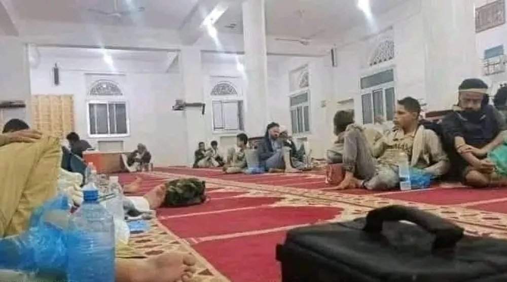 عناصر الجماعة الحوثية يحتلون المساجد ويحولونها إلى مقرات لتجمعاتهم (إكس)