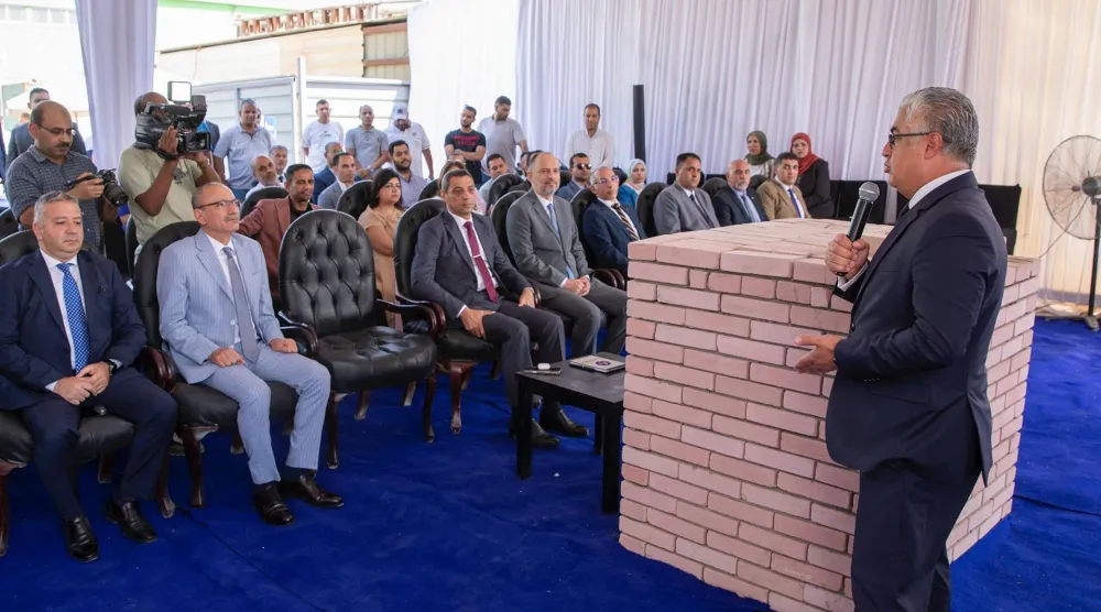 رئيس المنطقة الاقتصادية لقناة السويس يتحدث لمستثمرين أتراك بعد وضع حجر أساس مصنع «حياة إيجيبت» (رئاسة مجلس الوزراء المصري)