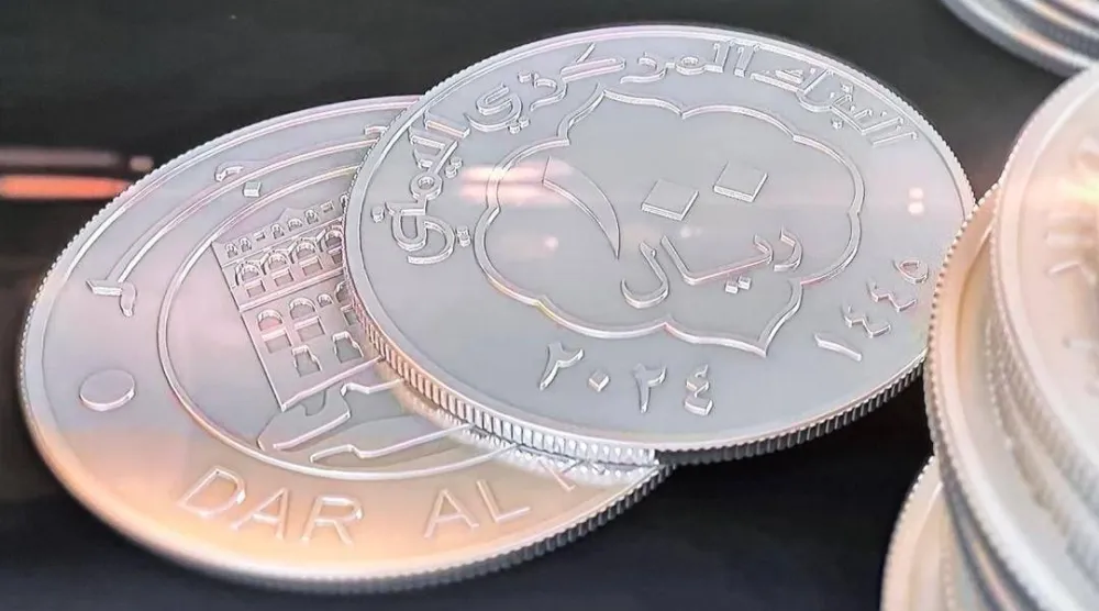 الجماعة الحوثية سكت عملة معدنية من فئة 100 ريال يمني وصفتها الحكومة بأنها غير شرعية (إكس)