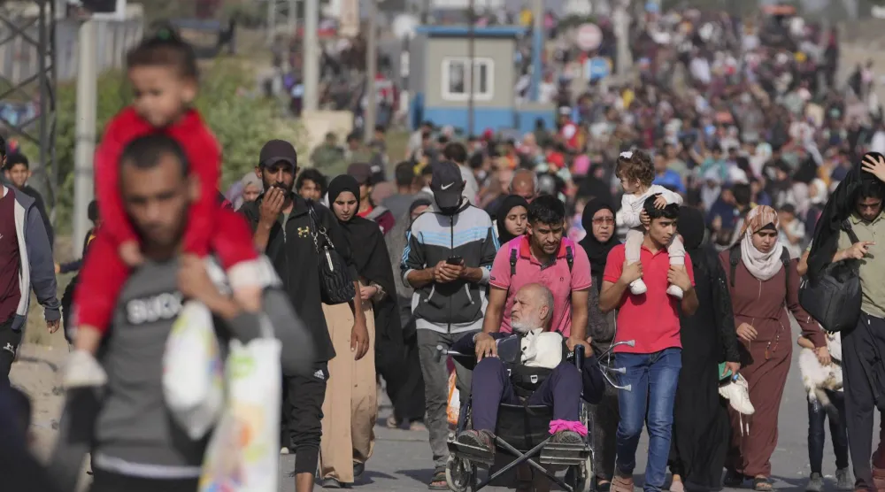 حركة نزوح كثيفة من شمال قطاع غزة في نوفمبر 2023 (أ.ب)