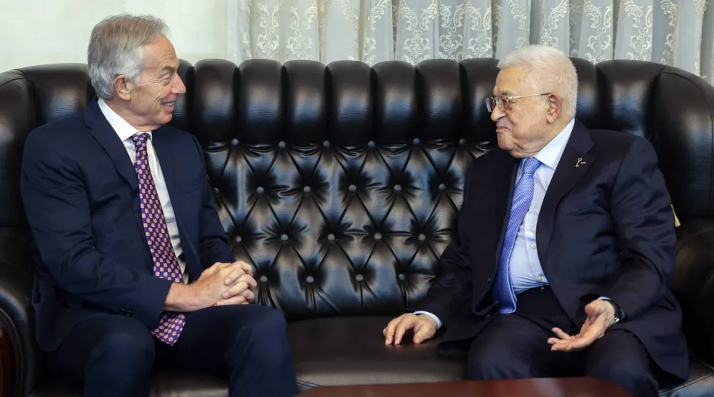 الرئيس الفلسطيني محمود عباس (يمين) ورئيس الوزراء البريطاني السابق توني بلير (أ.ف.ب) 