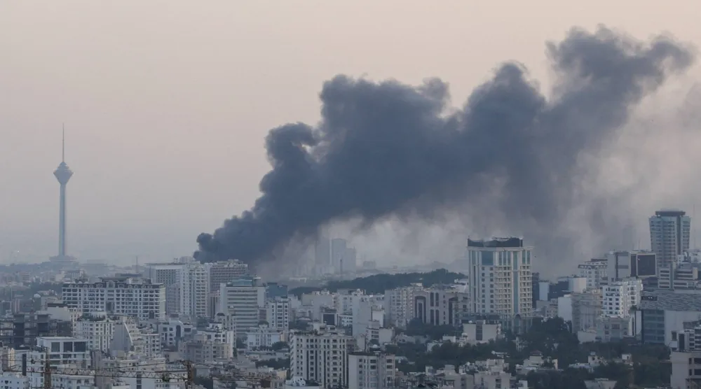 تصاعد الدخان بعد هجوم إسرائيلي استهدف مبنى هيئة الإذاعة والتلفزيون الإيرانية في طهران 16 يونيو (رويترز)