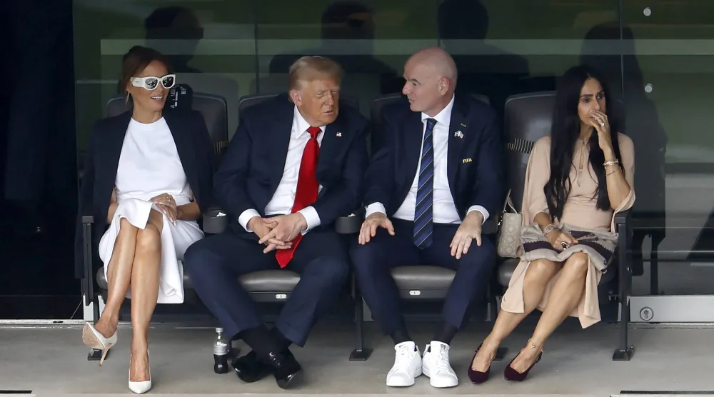 ترمب وزوجته ميلانيا تقدما الحضور للنهائي ويبدو انفانتيو وزوجته لينا الأشقر (أ.ف.ب)