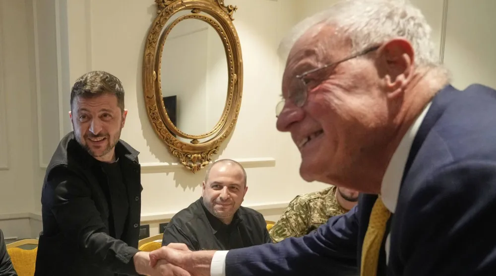 الرئيس الأوكراني فولوديمير زيلينسكي يصافح المبعوث الأميركي الخاص لأوكرانيا وروسيا جوزيف كيث كيلوج خلال لقائهما في روما بإيطاليا الأربعاء 9 يوليو الحالي (أ.ب)