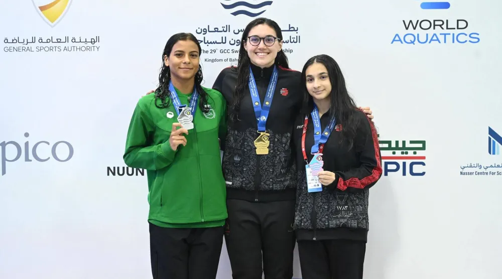 مشاعل العايد بعد تتويجها بالميدالية الفضية (الاتحاد السعودي للسباحة)