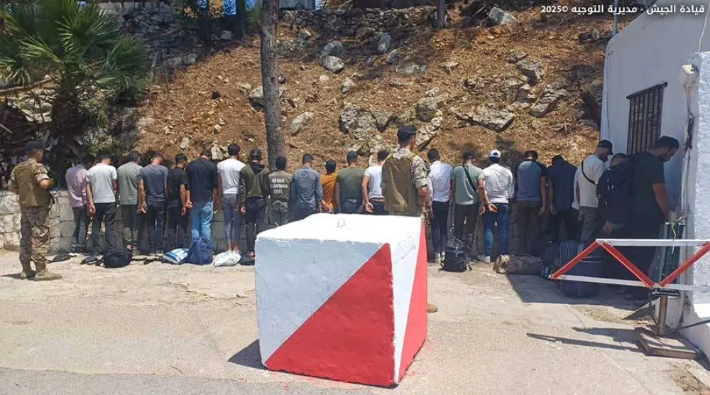 جنود لبنانيون يحرسون موقوفين في شمال لبنان يوم الجمعة (مديرية التوجيه)