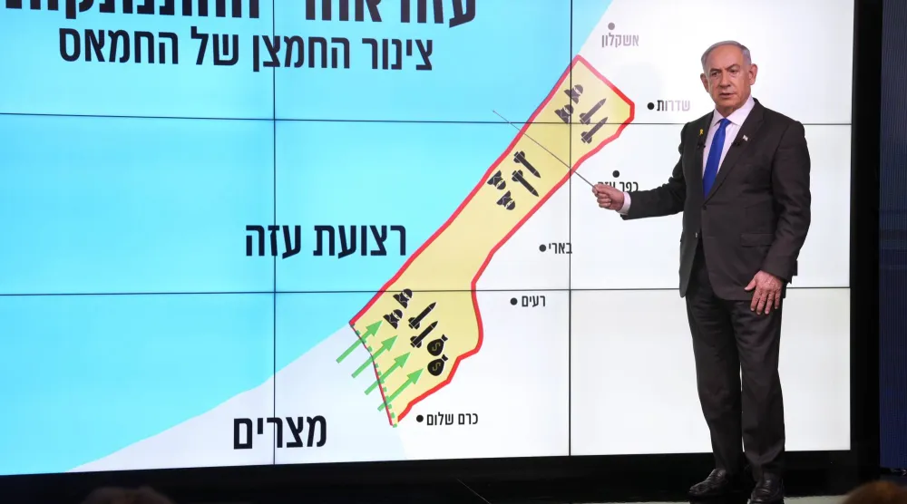 رئيس الوزراء الإسرائيلي بنيامين نتنياهو أمام خريطة لغزة خلال مؤتمره الصحافي في القدس ليلة الاثنين (إ.ب.أ)