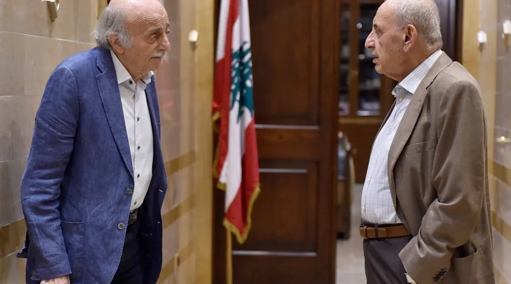 رئيس البرلمان اللبناني نبيه بري مستقبلاً الرئيس السابق لـ«الحزب التقدمي الاشتراكي» وليد جنبلاط (إعلام مجلس النواب)
