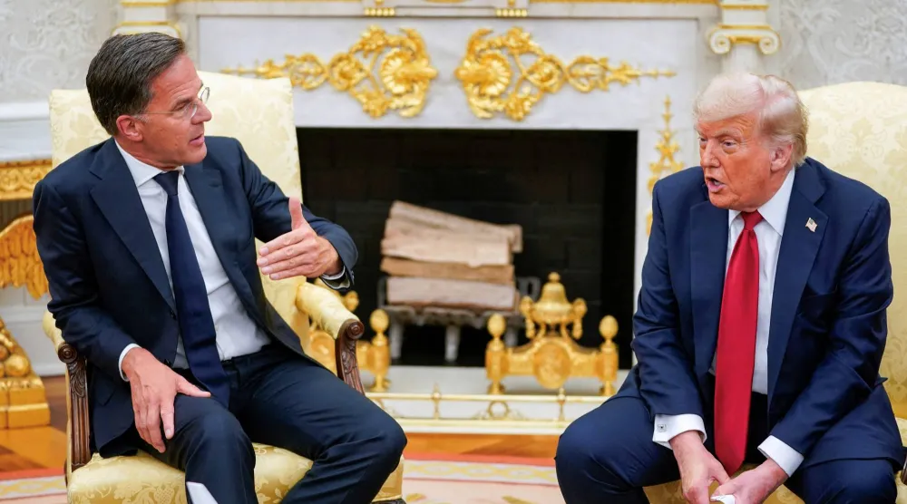الرئيس ترمب لدى استقباله أمين عام «الناتو» أمس (رويترز)