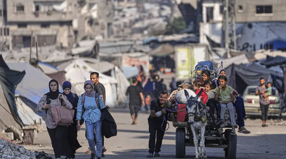 نازحون فلسطينيون يفرّون من جباليا بعد أن أصدر الجيش الإسرائيلي أوامر إخلاء بمدينة غزة يونيو الماضي (أ.ب)