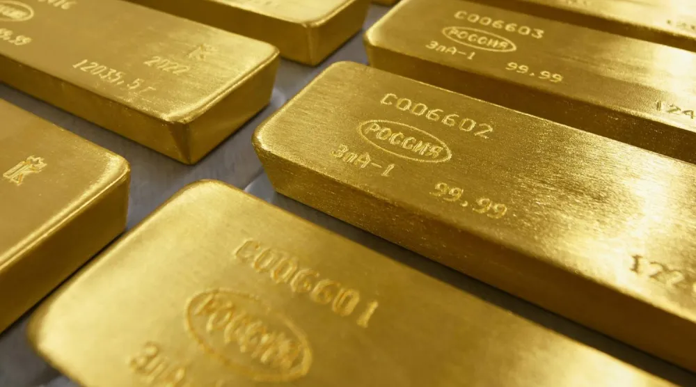 سبائك ذهبية داخل مصنع في كراسنويارسك روسيا (رويترز)