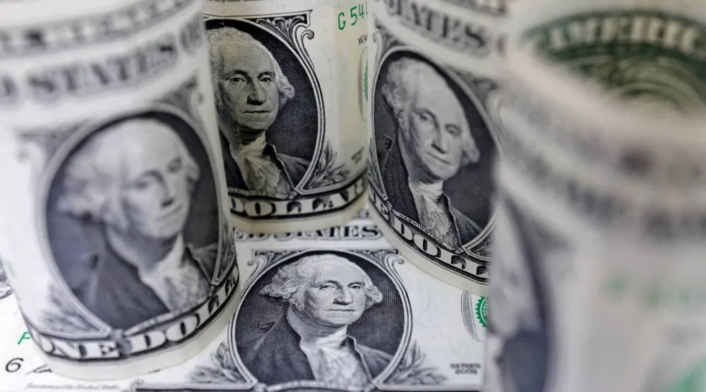أوراق نقدية من فئة الدولار الأميركي (رويترز)