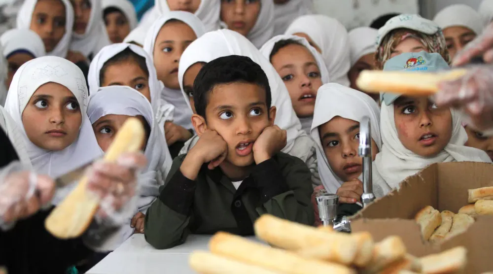 الأوضاع المعيشية الصعبة وانقطاع رواتب المعلمين حرمت الطلاب اليمنيين من الحصول على تعليم جيد (رويترز)