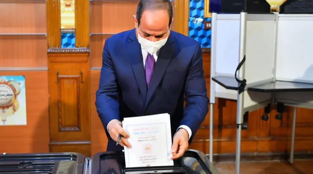 الرئيس المصري عبد الفتاح السيسي يدلي بصوته في انتخابات مجلس الشيوخ عام 2020 (الرئاسة المصرية)