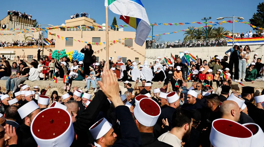 وفد رجال الدين الدروز السوريين وسط مستقبليهم لدى زيارة مقام النبي شعيب في الجولان المحتل الجمعة (رويترز)