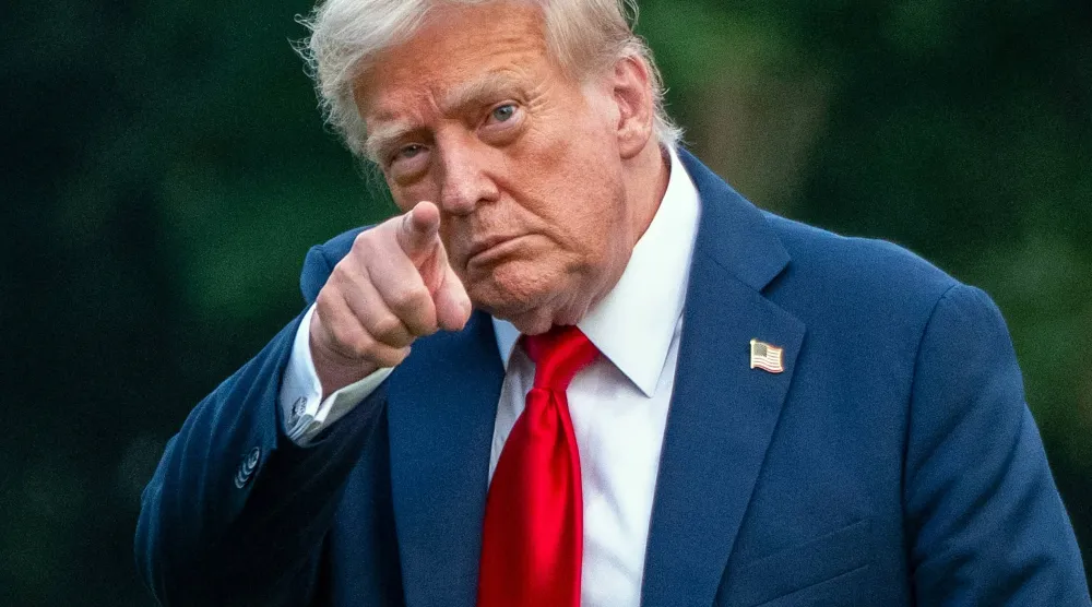الرئيس الأميركي دونالد ترمب يشير بأصبعه لدى وصوله إلى البيت الأبيض 13 يوليو 2025 (د.ب.أ)