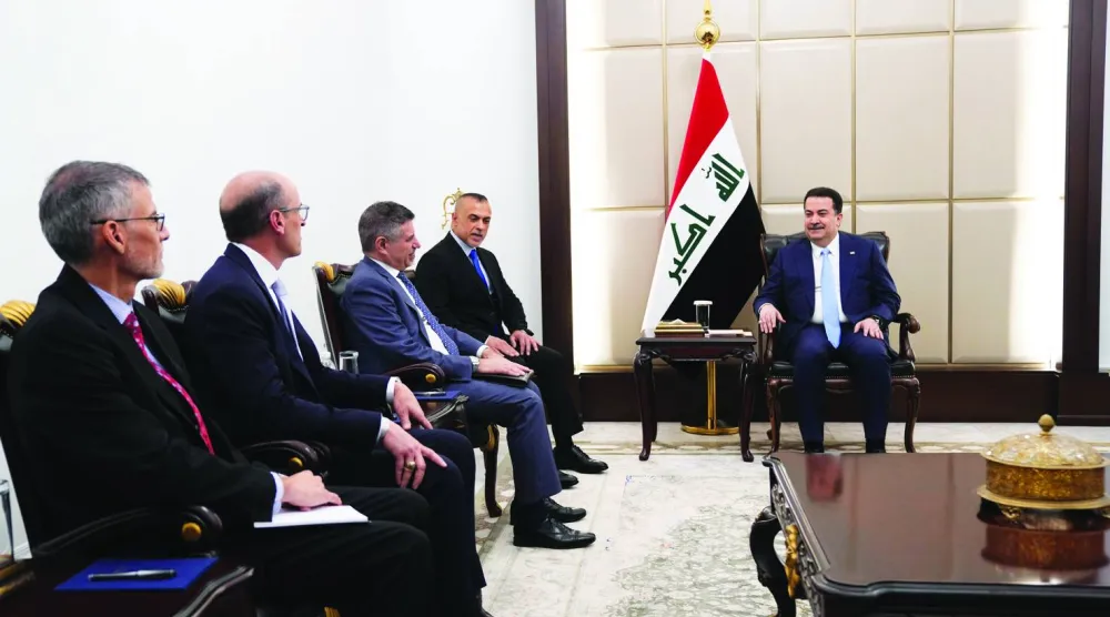 
رئيس الحكومة العراقية خلال استقباله نائب رئيس شركة «إينرجي» النفطية الأميركية في بغداد أمس (إعلام حكومي)