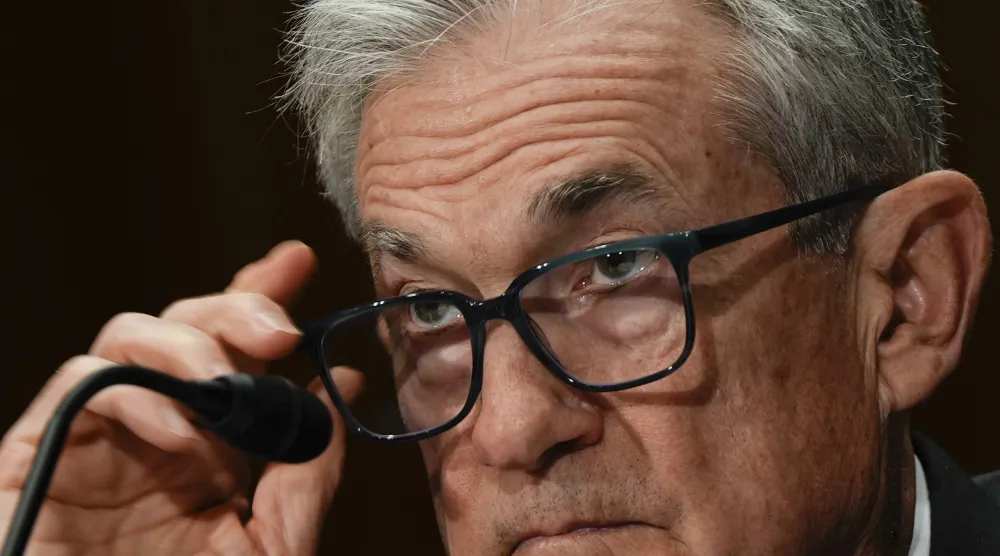 رئيس مجلس الاحتياطي الفيدرالي جيروم باول خلال جلسة استماع للجنة المصرفية بمجلس الشيوخ 25 يونيو 2025 (أ.ب)