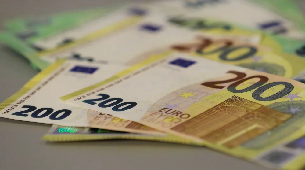 أوراق نقدية من فئة اليورو (رويترز)