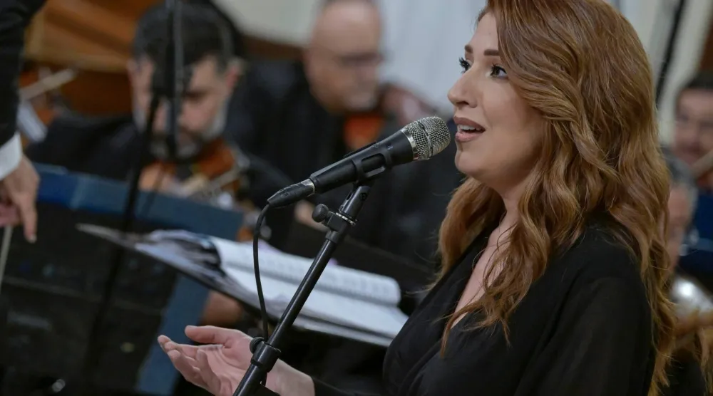 الفنانة نادين عواد تقدّم مجموعة أغنيات بصوتها (فيسبوك)
