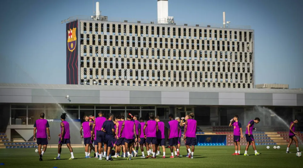 وافق برشلونة على توقيع عقد رعاية مع الكونغو الديمقراطية لأربعة أعوام مقابل 44 مليون يورو (نادي برشلونة)
