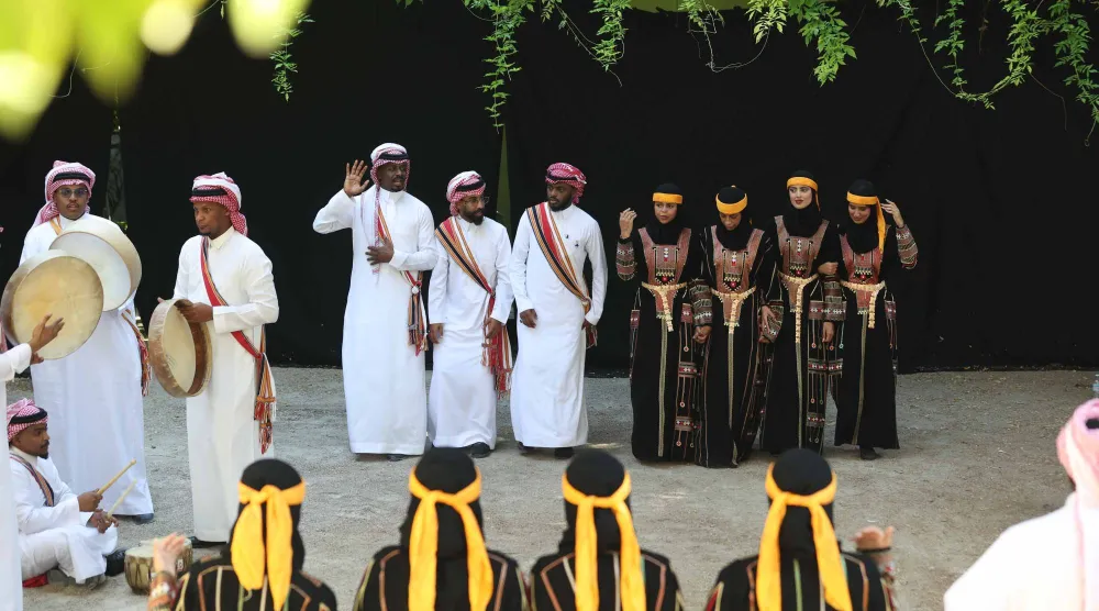 تقدم الفرق السعودية رقصات من التراث الوطني (هيئة المسرح والفنون الأدائية)