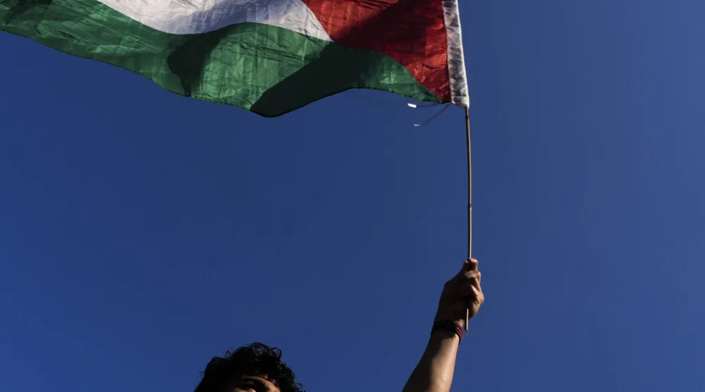 بلغ عدد المشاركين في المظاهرة نحو 1100 شخص احتجوا بقوة على إسرائيل والحرب التي تشنها على قطاع غزة (أ.ب)