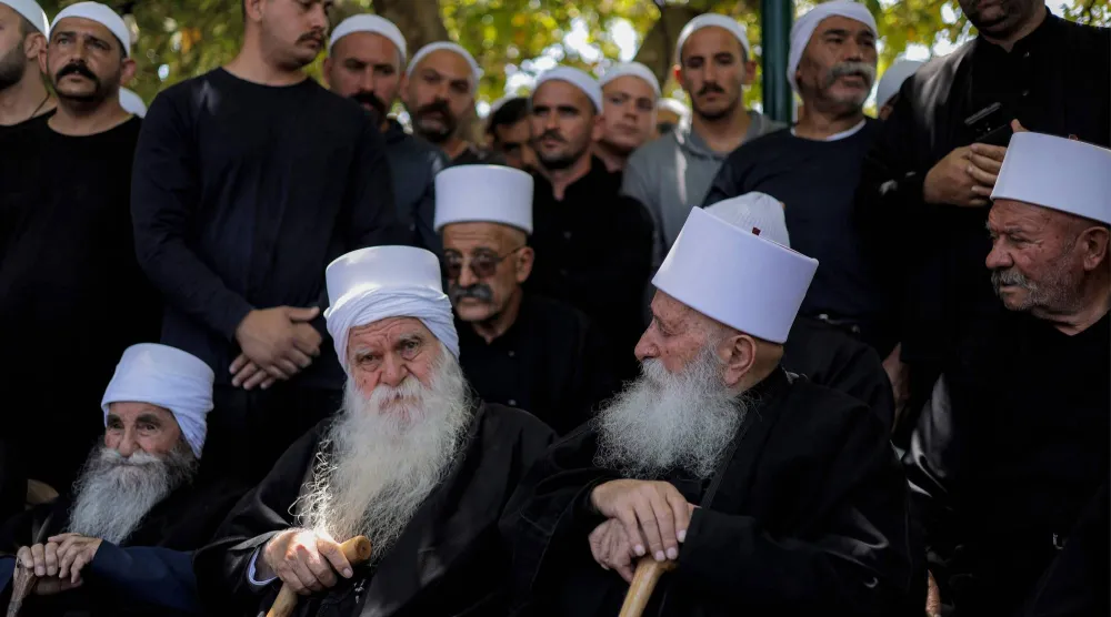 مشايخ من دروز إسرائيل يلتقون في اجتماع ببلدة مجدل شمس السورية المحتلة من قِبل إسرائيل (أ.ف.ب)