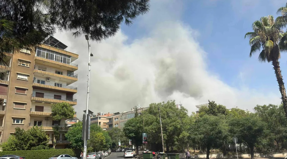 تصاعد الدخان في أعقاب الضربات الإسرائيلية بالقرب من مقر الجيش السوري ووزارة الدفاع في دمشق يوم 16 يوليو 2025 (أ.ف.ب) 