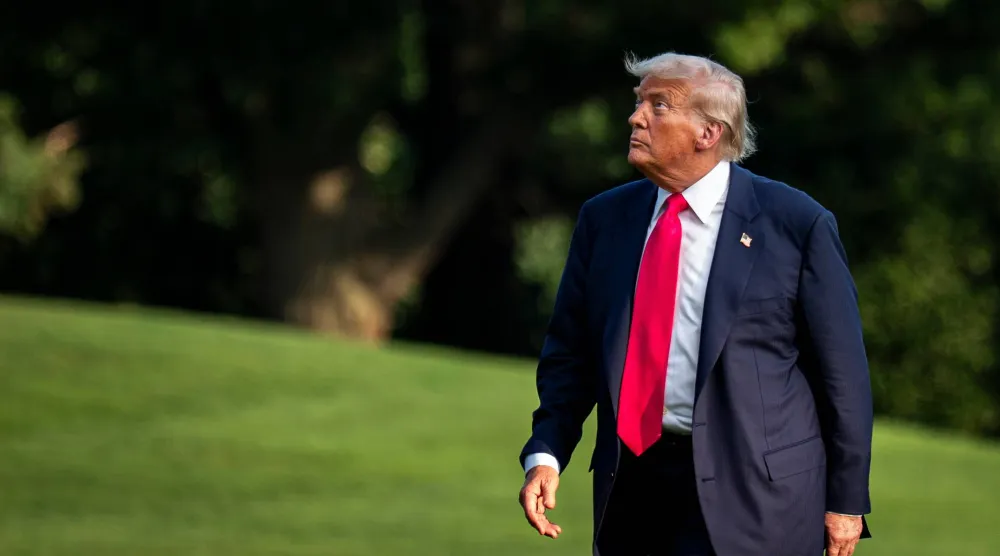 الرئيس الأميركي دونالد ترمب يتجوّل في الحديقة الجنوبية للبيت الأبيض، 15 يوليو 2025 (إ.ب.أ)