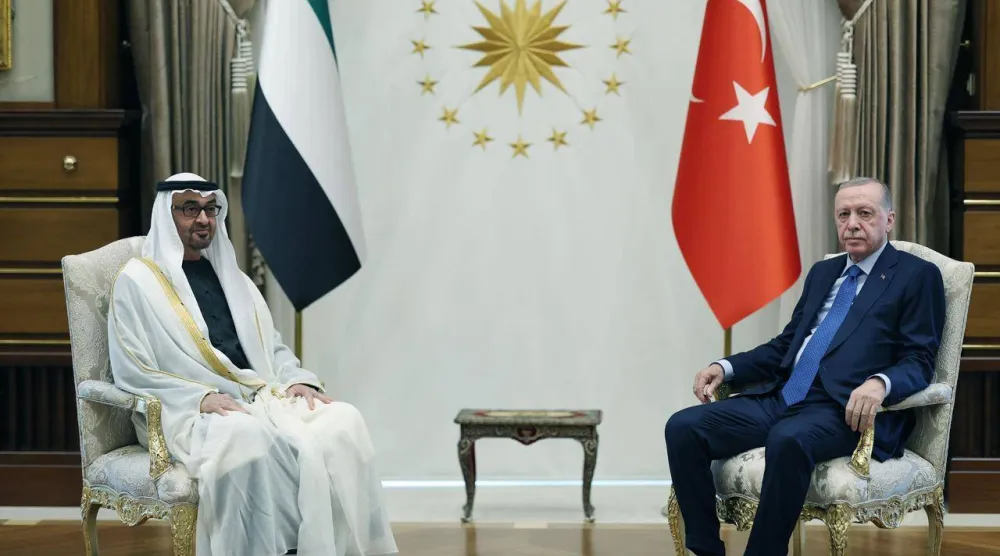 الشيخ محمد بن زايد رئيس دولة الإمارات والرئيس التركي رجب طيب إردوغان خلال لقائهما بالقصر الرئاسي في أنقرة (أ.ف.ب)