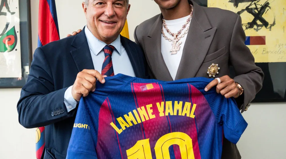خوان لابورتا رئيس نادي برشلونة يسلم يامال القميص رقم 10 (نادي برشلونة)