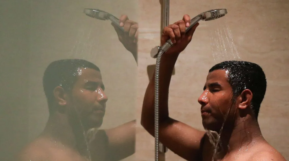 أفضل طريقة للحصول على نوم هانئ عند حلول الليل هي الاستحمام بالماء الساخن (رويترز)