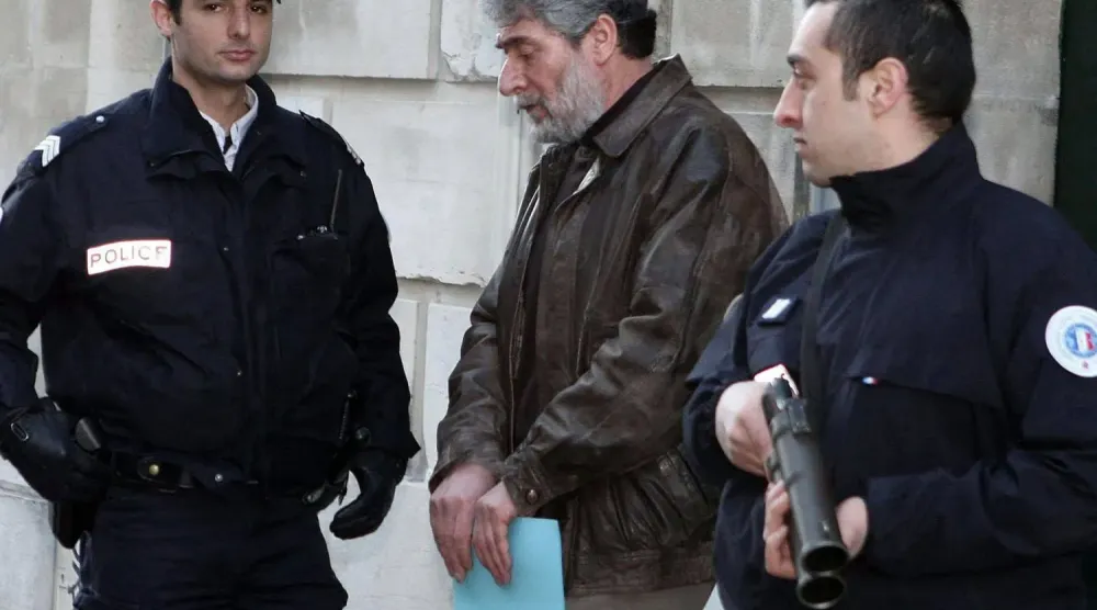 Fransız polisi George Abdullah'a eşlik ediyor (AFP)