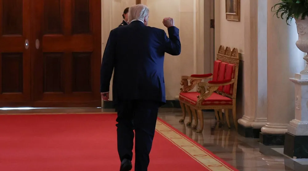 ترمب يلوّح بيده بعد توقيع قانون «إيقاف الفنتانيل» في البيت الأبيض 16 يوليو 2025 (رويترز)
