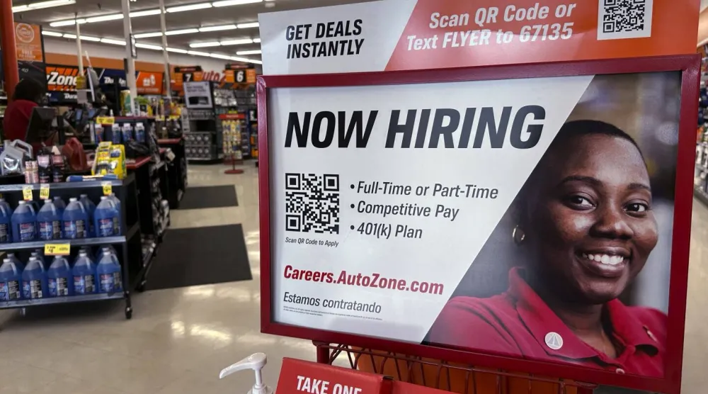 لافتة توظيف معروضة بمتجر بيع بالتجزئة في بوفالو غروف بإلينوي (أ.ب)