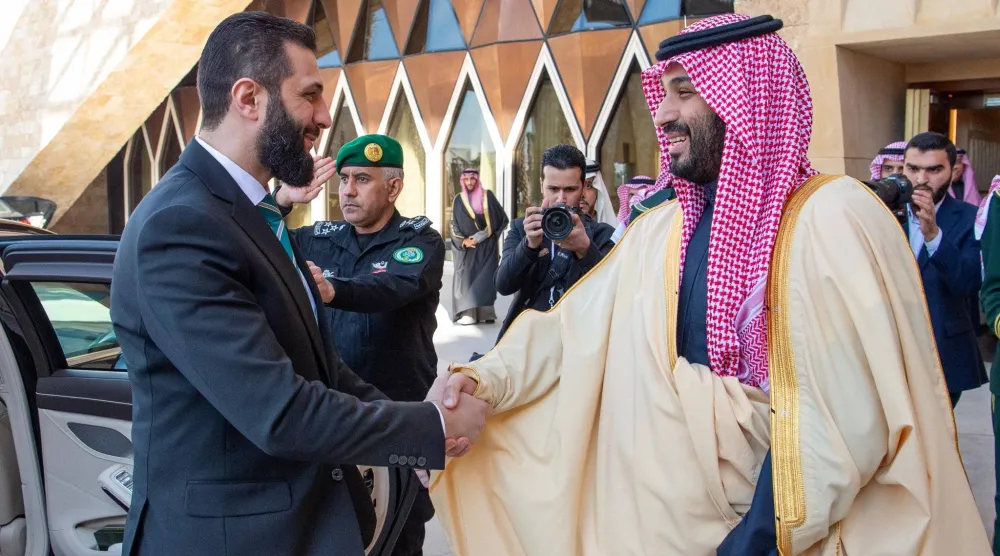 ولي العهد السعودي الأمير محمد بن سلمان مستقبلاً الرئيس السوري أحمد الشرع في الرياض فبراير الماضي (واس)