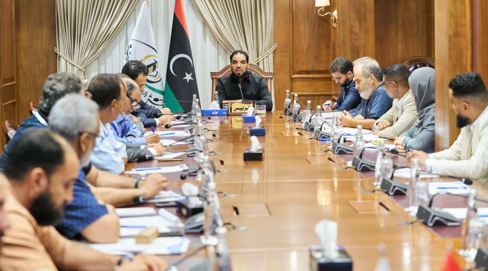 قادربوه رئيس هيئة الرقابة الإدارية خلال بحث مستجدات طباعة الكتاب المدرسي (هيئة الرقابة الإدارية)
