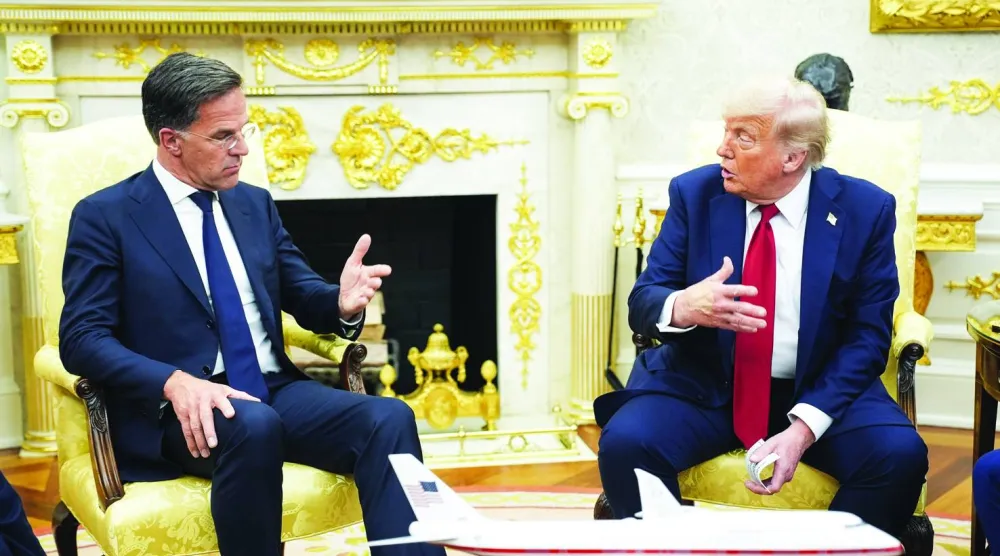 الرئيس ترمب والأمين العام لـ«الناتو» روته في البيت الأبيض الاثنين (إ.ب.أ)