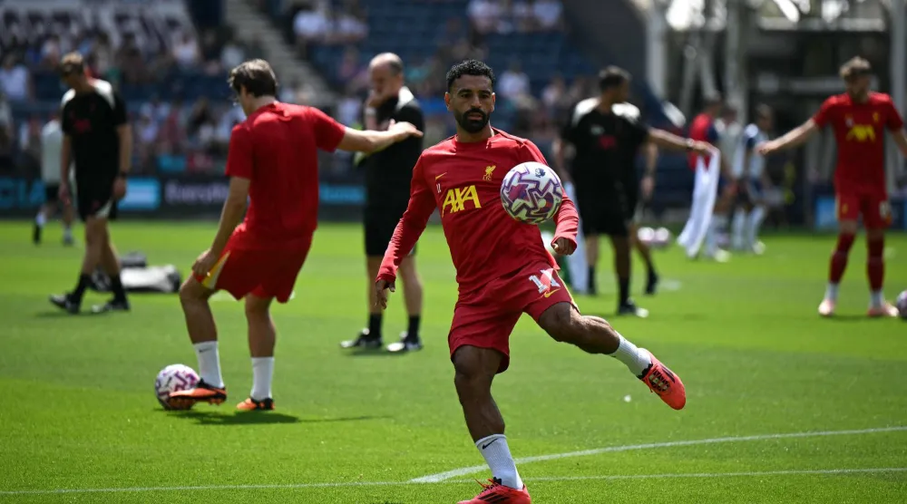 صلاح يأمل ان يبدأ الموسم الجديد مع ليفربول وهو متوج بجائزة أفضل لاعب بالعالم (ا ف ب)