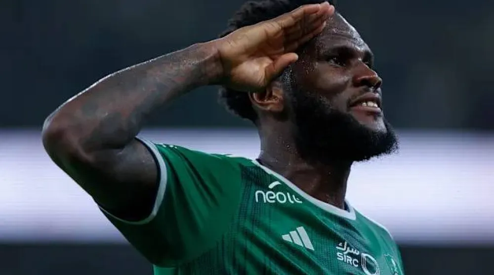 لاعب الأهلي فرانك كيسيه (وسائل إعلام إيطالية)