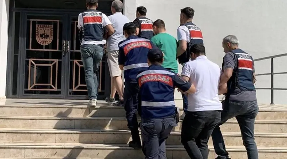أفراد من قوات الدرك التركية يقتادون عناصر من «داعش» إلى إحدى مديريات الدرك (حساب وزير الداخلية التركي في «إكس»)