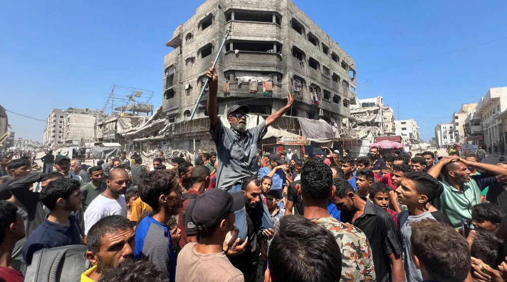 فلسطينيون يحتجون على الجوع وارتفاع الأسعار في ظل الحصار والهجوم الإسرائيلي بغزة (رويترز)