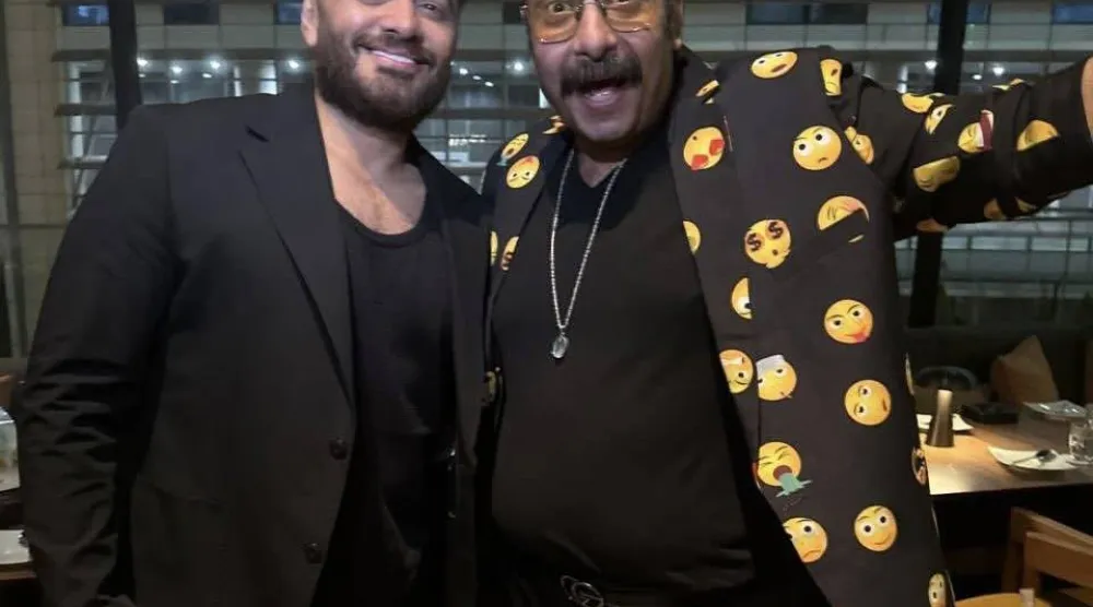 محمد ثروت وتامر حسني (حساب ثروت بـ«فيسبوك»)