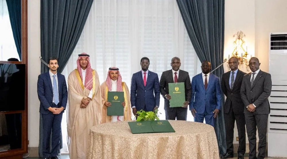 جانب من مراسم التوقيع في القصر الرئاسي بالعاصمة داكار بحضور الرئيس باسيرو ديوماي فاي وممثلي الجهات (الشرق الأوسط)