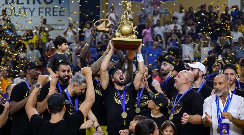 لاعبو الرياضي لدى تتويجهم ببطولة لبنان لكرة السله (الشرق الأوسط)