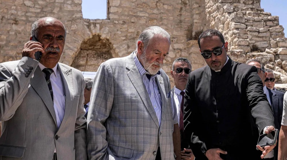  السفير الأميركي لدى إسرائيل مايك هاكابي خلال زيارة «كنيسة القديس جاورجيوس» قرب رام الله في الضفة الغربية بعد تعرضها لاستهداف من مستوطنين (أ.ف.ب)