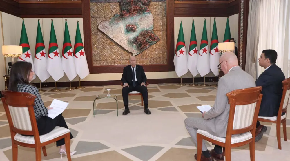 جانب من المقابلة الصحافية التي أجراها الرئيس تبون مساء الجمعة (الرئاسة)
