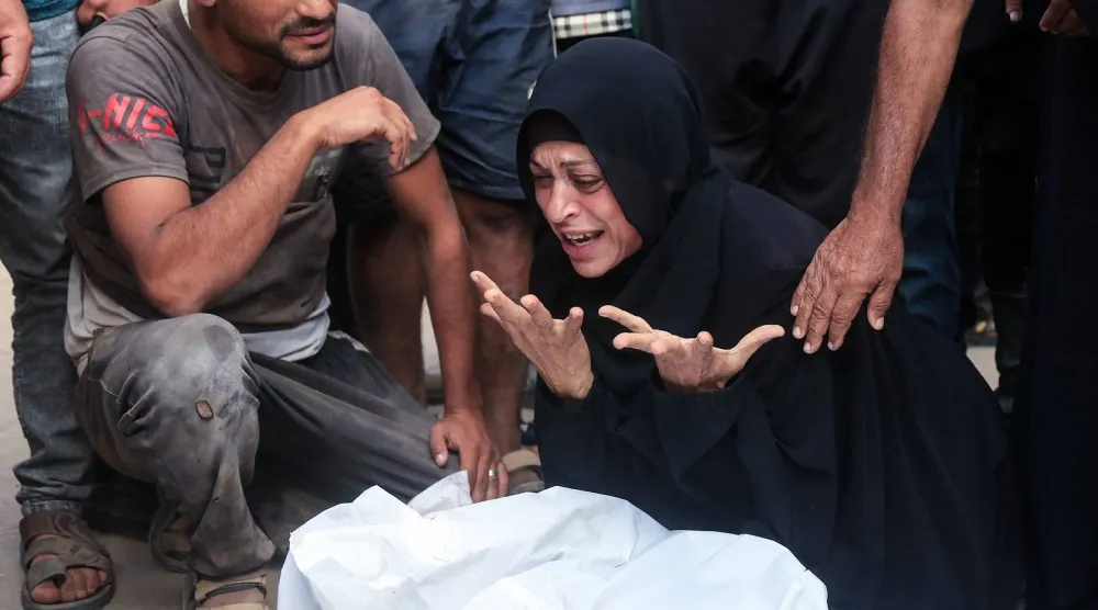 رد فعل فلسطينية على مقتل أحد أقربائها في خان يونس جنوب قطاع غزة (أ.ف.ب)