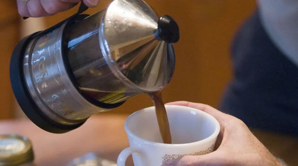 ينصح الخبراء بتجنب  شرب القهوة والشاي قبل النوم بعدة ساعات (أ.ب)